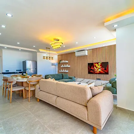 Kalkan Merkezde Modern, Havuzlu Dublex
